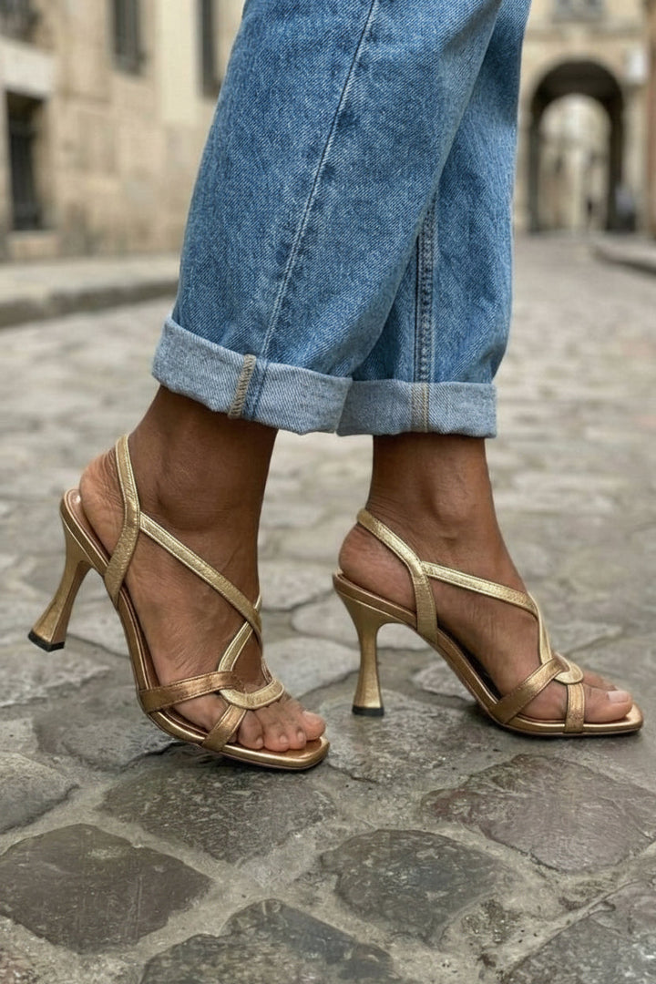 Marta – Strapsandal med korsade remmar och klack
