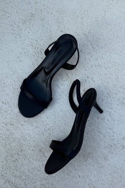 Solveig – Eleganta sandaler med klackrem och glansigt läder