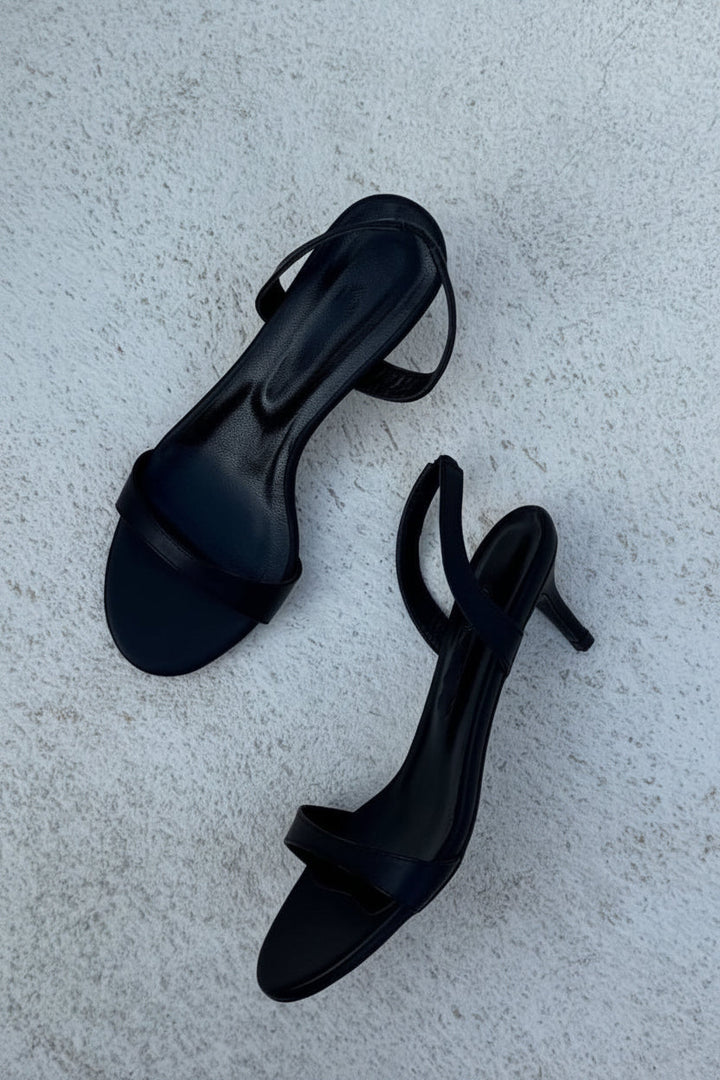 Solveig – Eleganta sandaler med klackrem och glansigt läder