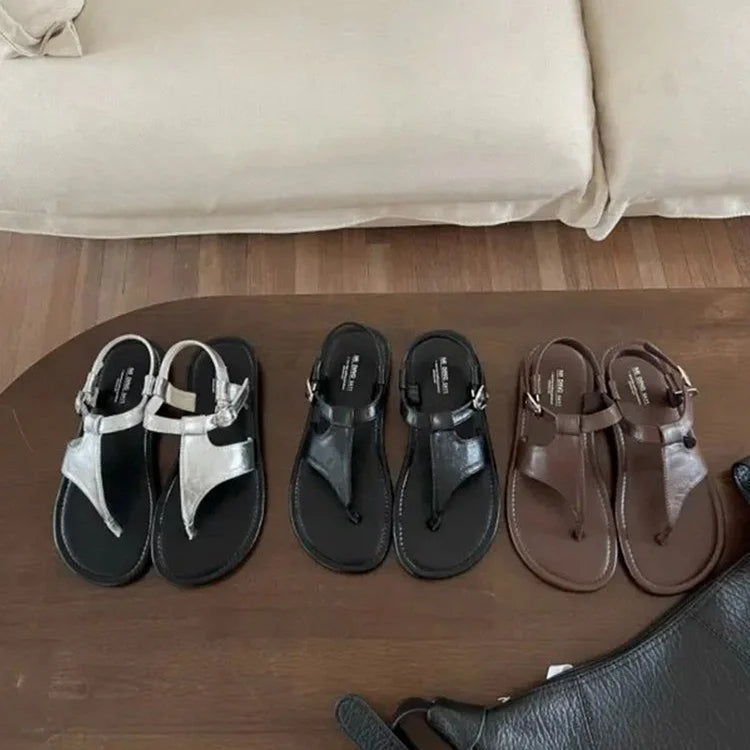 Filippa – Platta sandaler med tåskilje och spänne