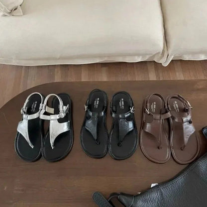 Filippa – Platta sandaler med tåskilje och spänne