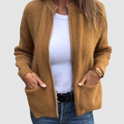 Pernilla – Stickad kofta med dragkedja och fickor