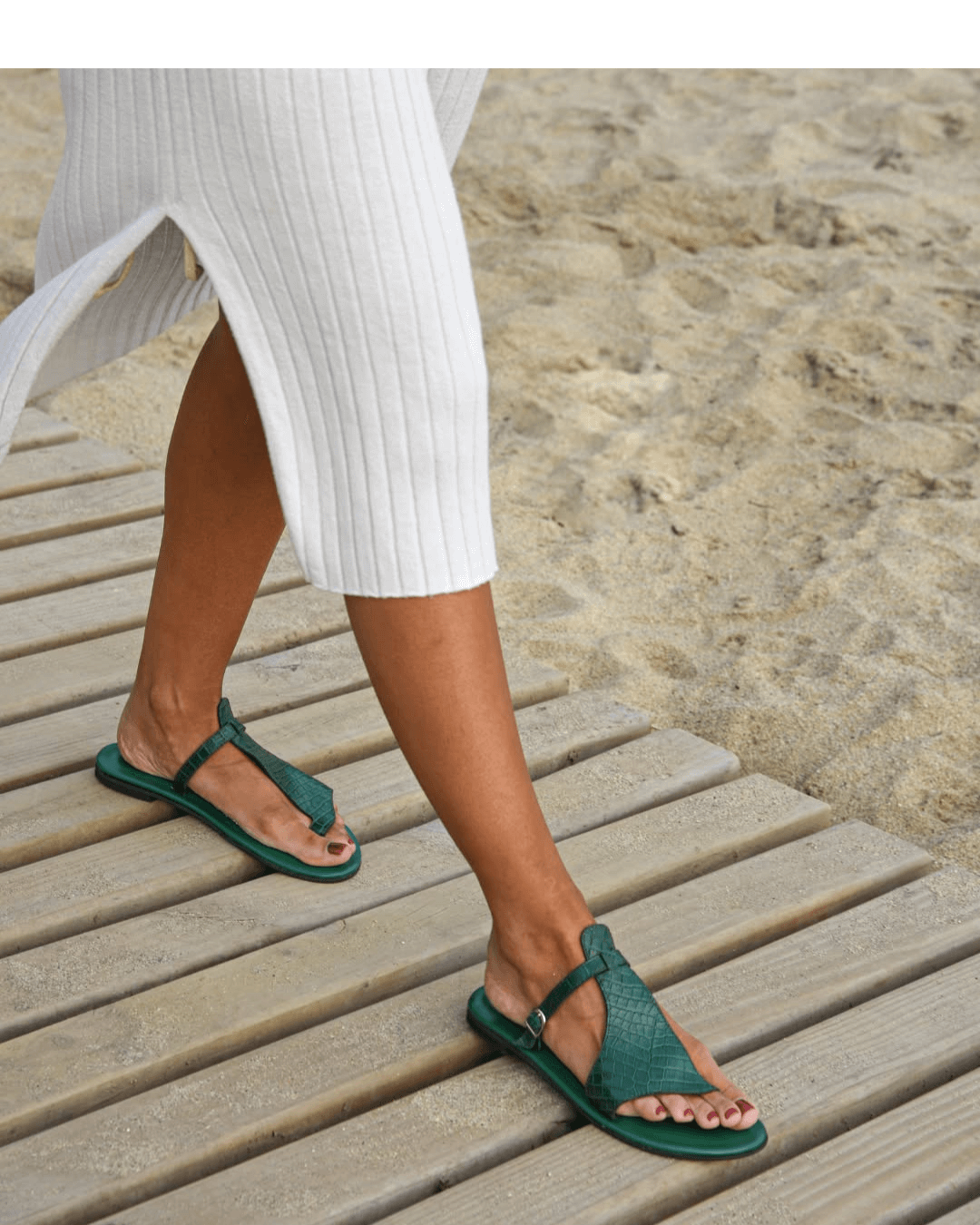 Svea – Platta sandaler med krokodilmönstrat remband