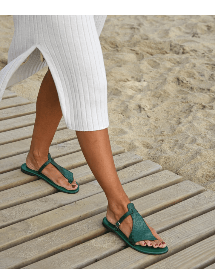 Svea – Platta sandaler med krokodilmönstrat remband