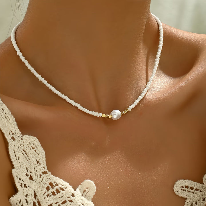 Ragnhild – Pärlhalsband med pärldetalj i pärlor