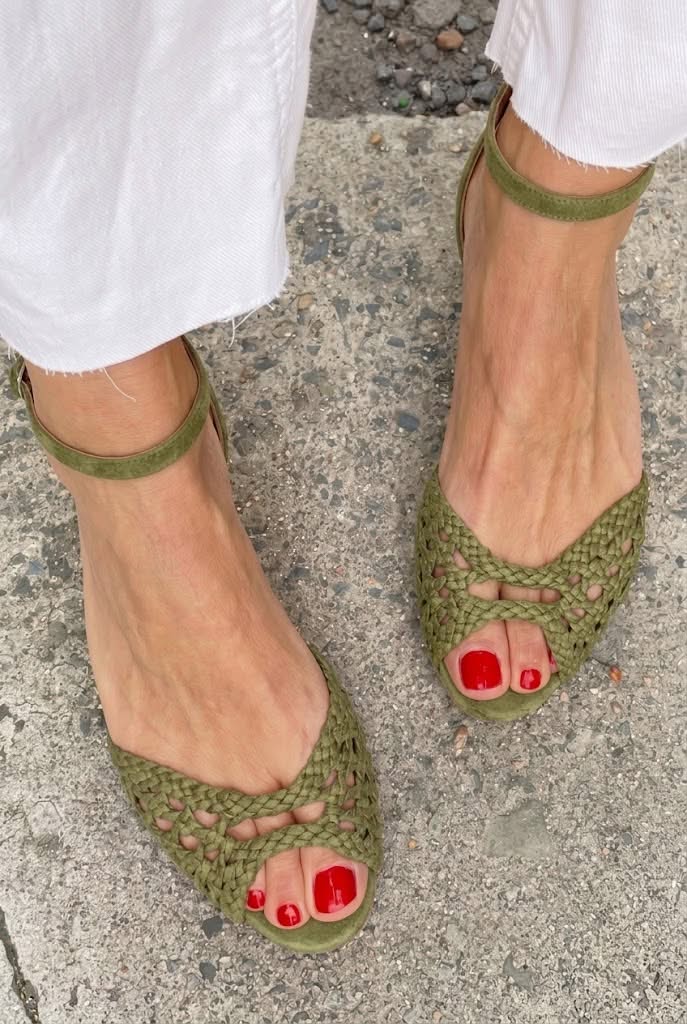 Ida – Flätade sandaler med öppen tå och ankelrem