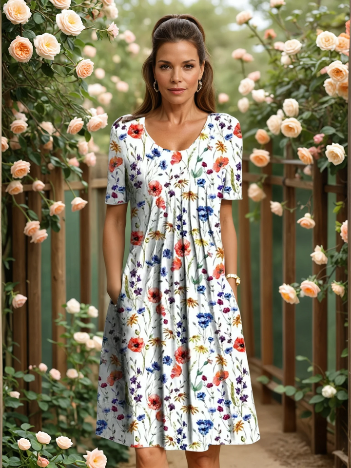 Anita – Blommig klänning med smickrande passform