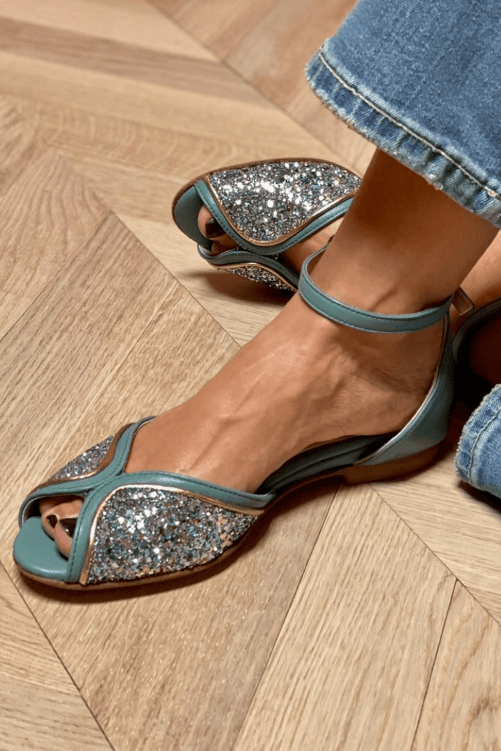 Viveka – Platta sandaler med glitterdetaljer