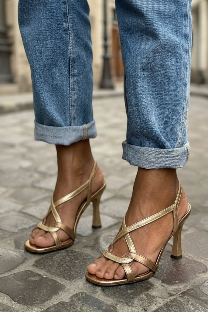 Marta – Strapsandal med korsade remmar och klack
