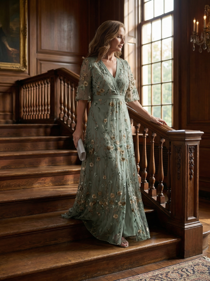 Berit – Broderad maxiklänning med blomsterdetaljer