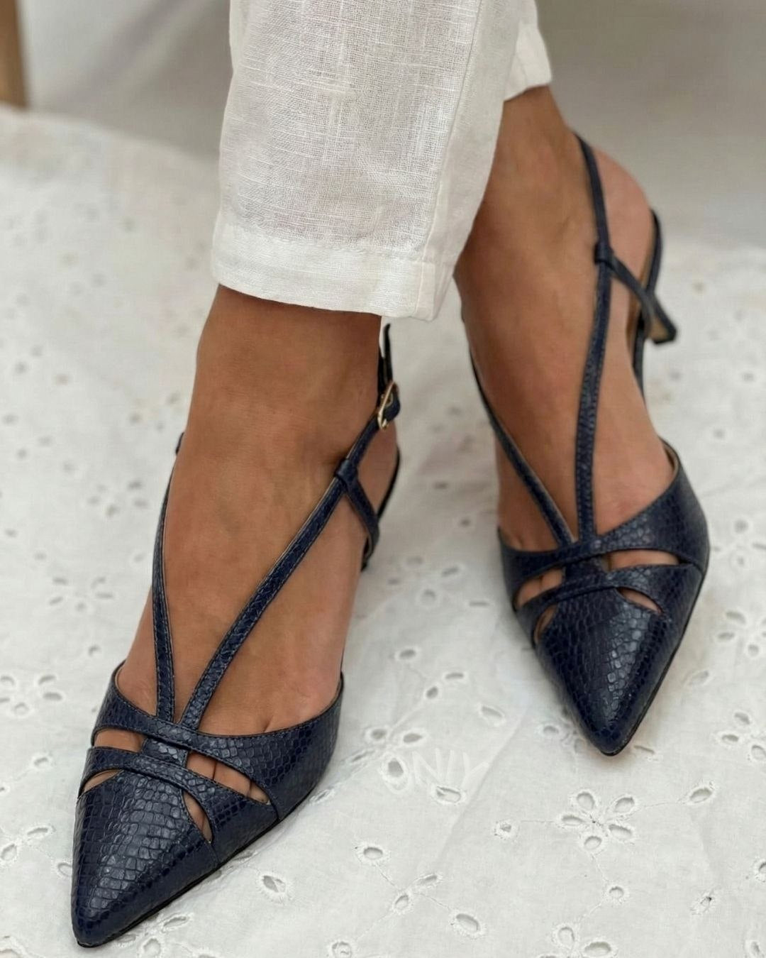 Signe – Spetsig kitten heel med smala remmar
