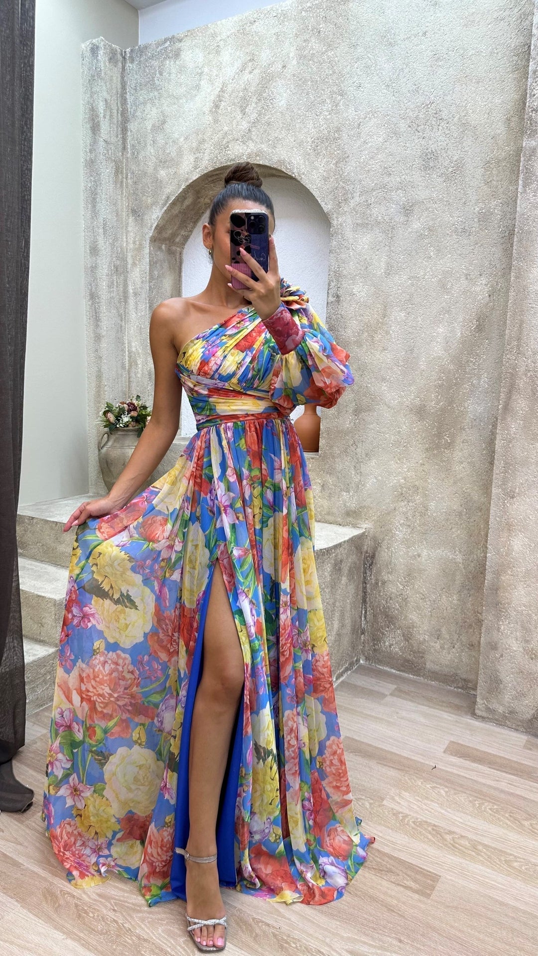 Solveig – Dramatisk blomklänning