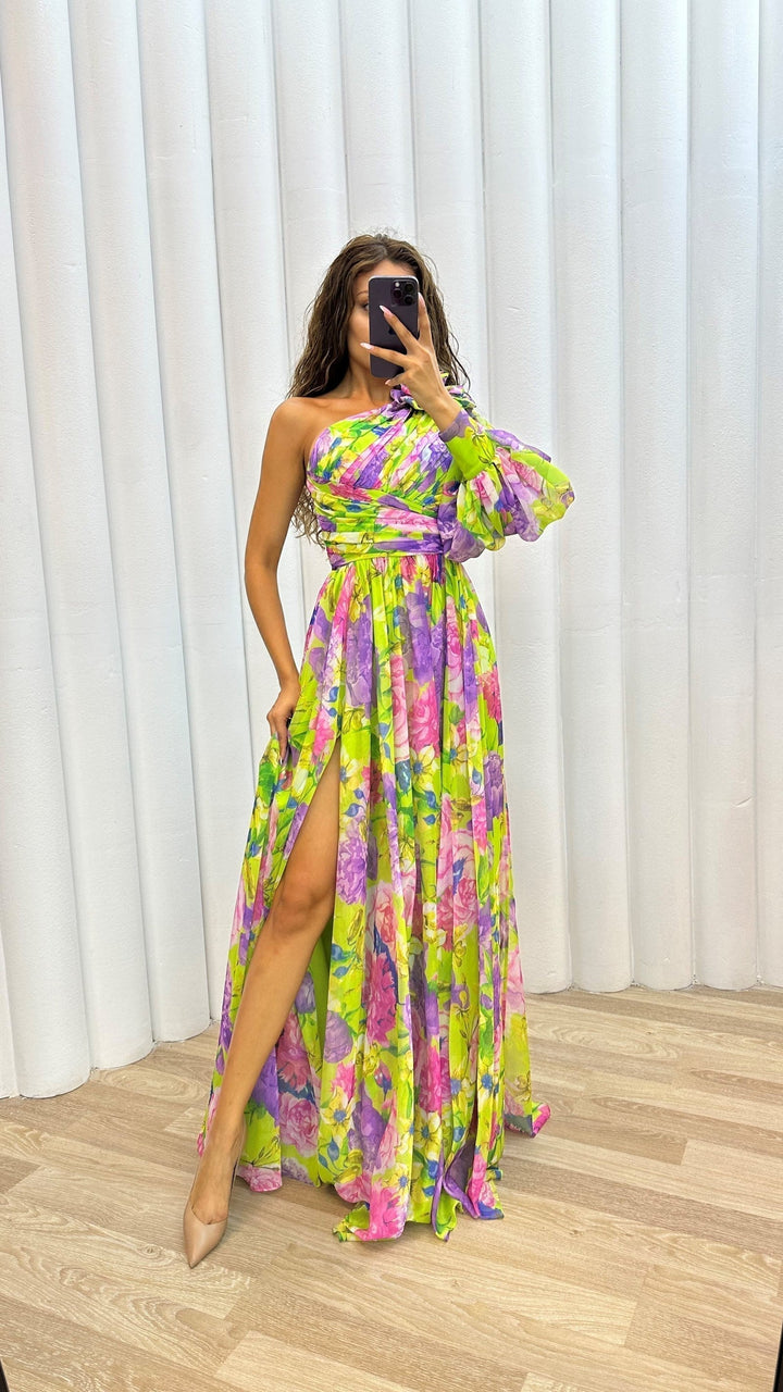 Solveig – Dramatisk blomklänning