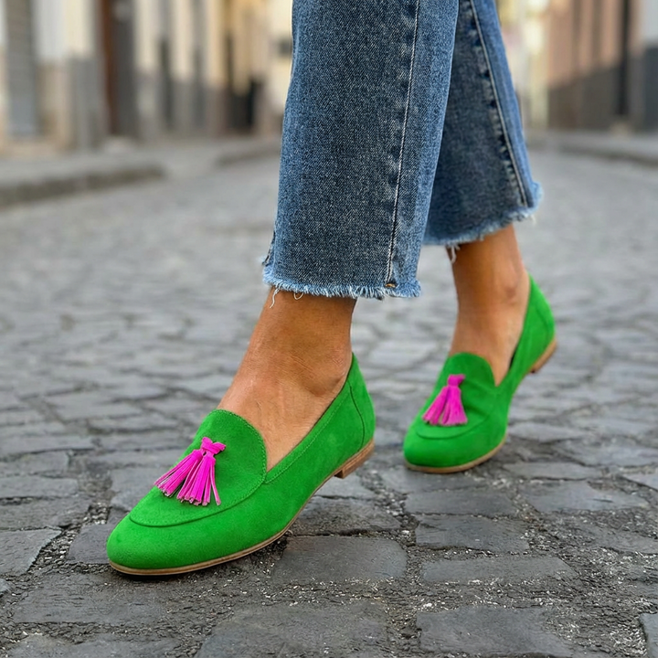 Karin – Grön loafer med fuchsiafärgade fransar