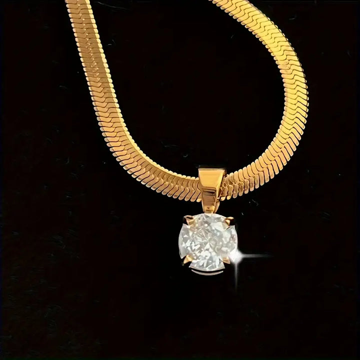 Berit – elegant guldhalsband med rinhalstenshänge