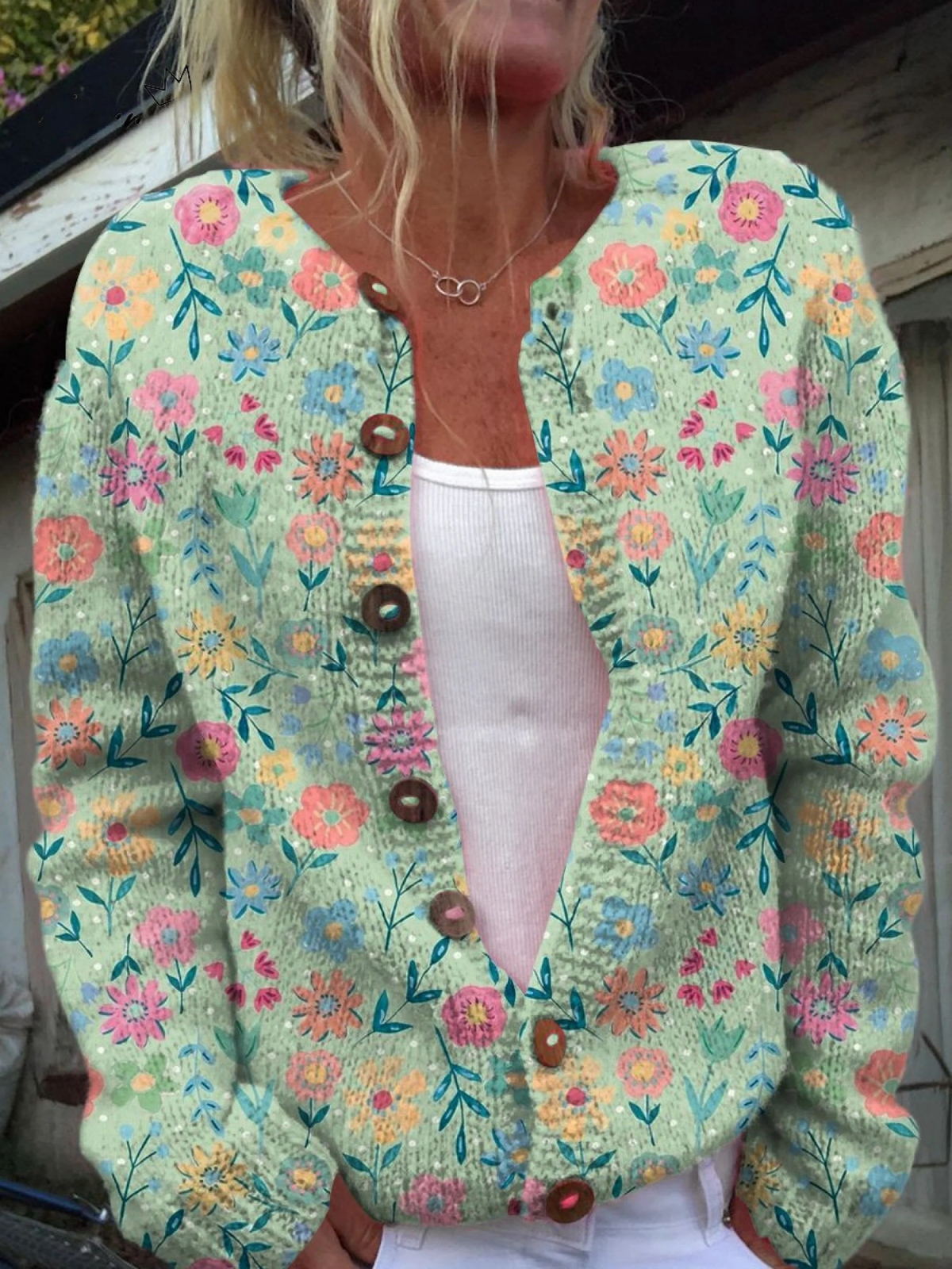 Gerda – Blommig stickad kofta med knappar