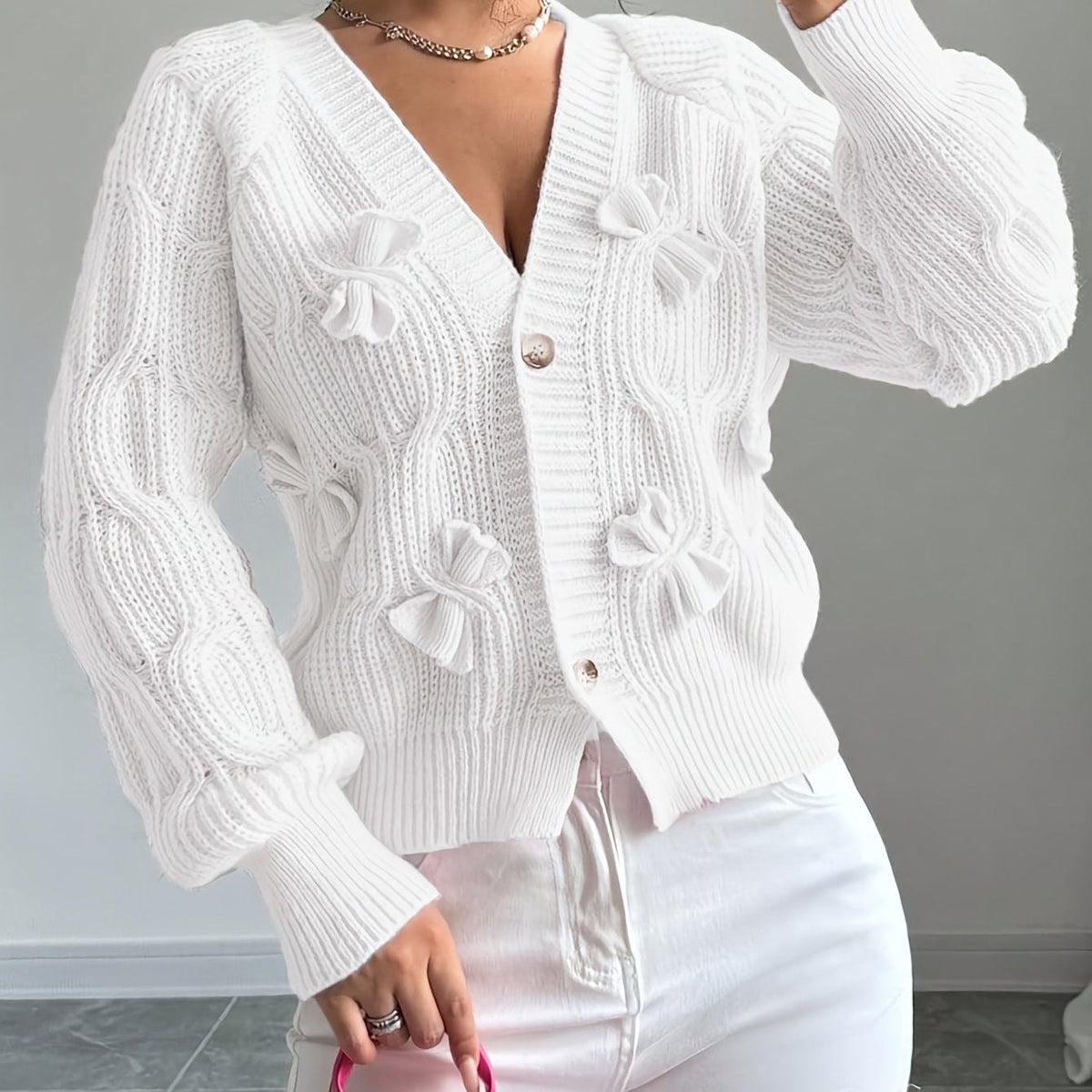 Lilly – Stickad kofta med rosettdetaljer