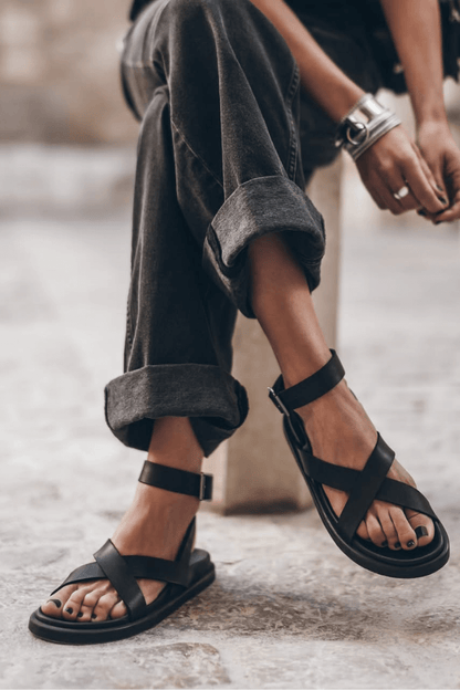 Sonja – Sandaler med korslagda remmar och ankelrem