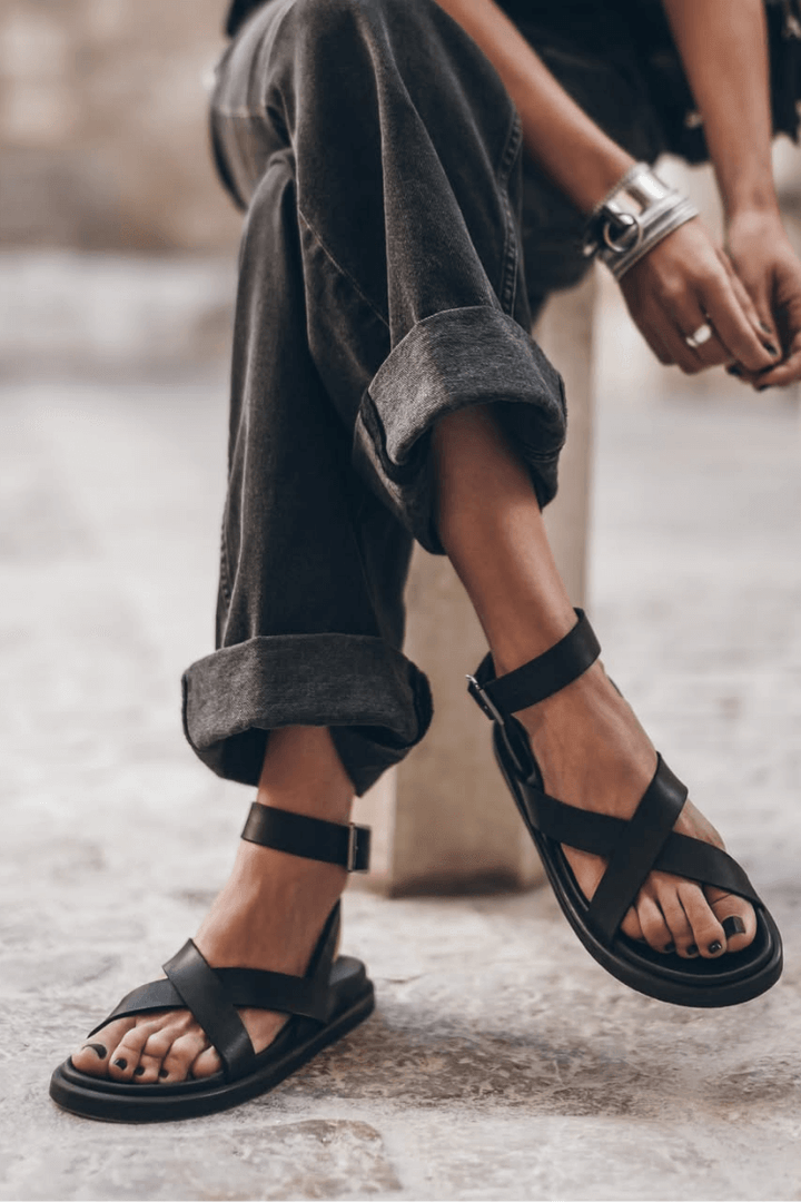 Sonja – Sandaler med korslagda remmar och ankelrem