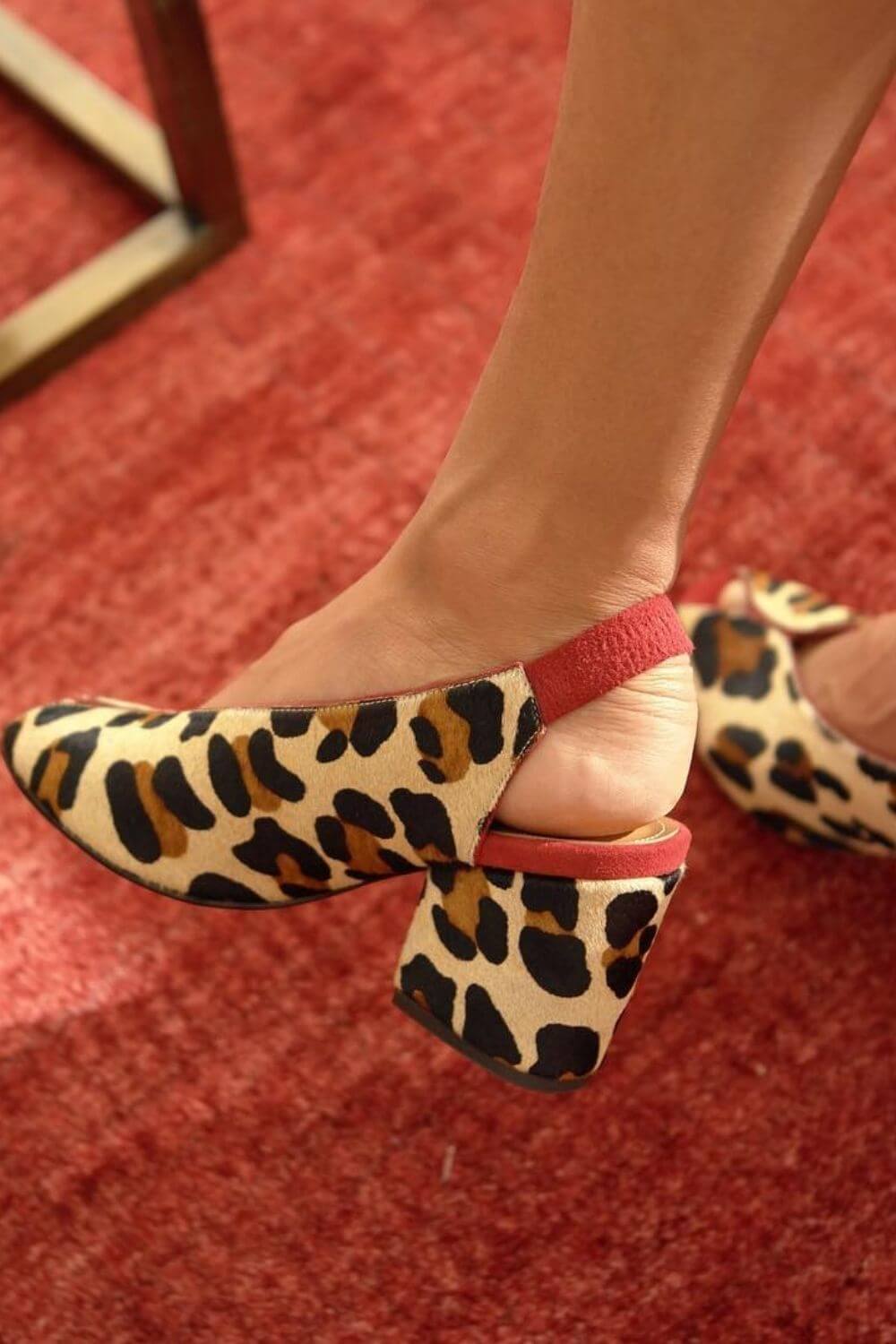 Vendela – Slingback peep toe med leopardmönster