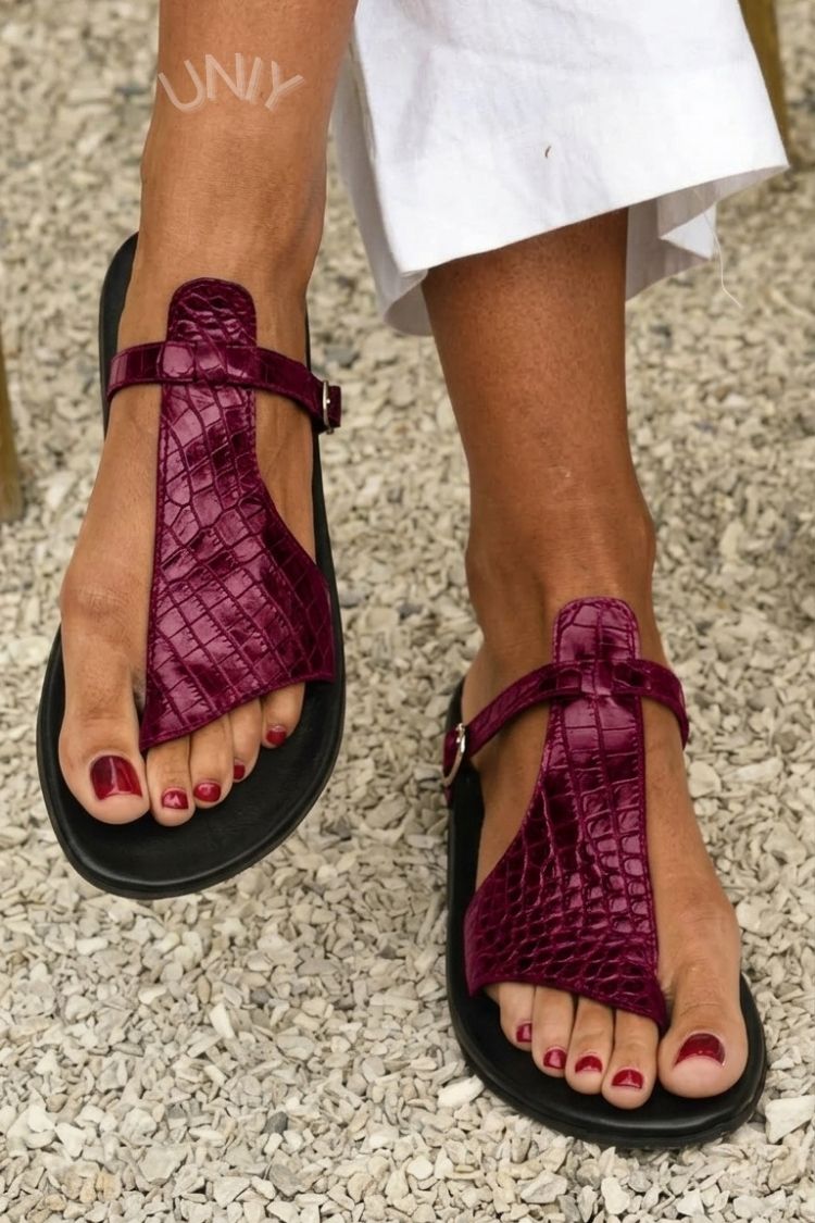 Svea – Platta sandaler med krokodilmönstrat remband