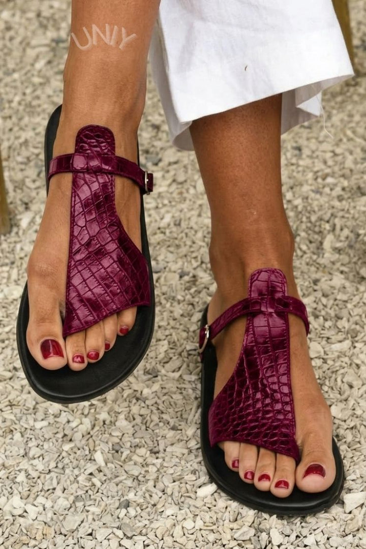 Svea – Platta sandaler med krokodilmönstrat remband