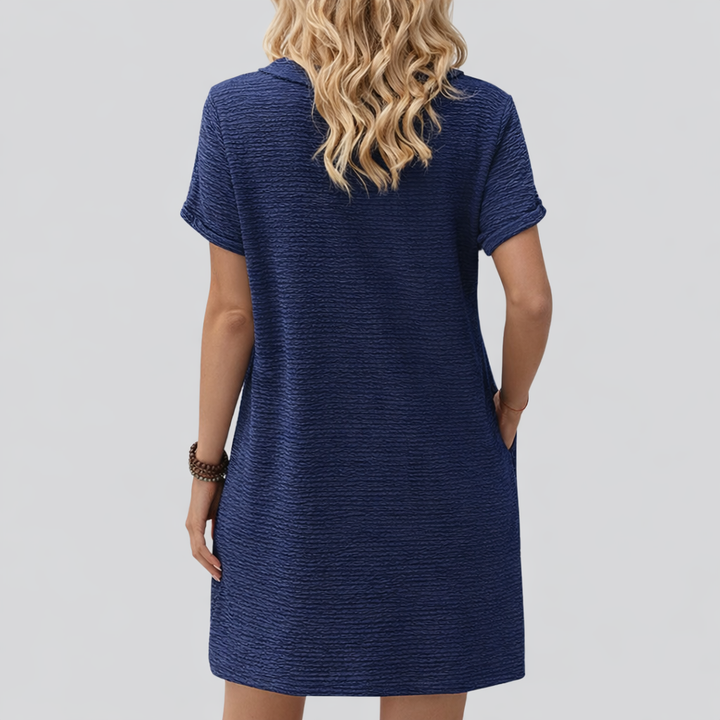 Ulrika – Elegant topp med dekorativa knappar och rund halsringning