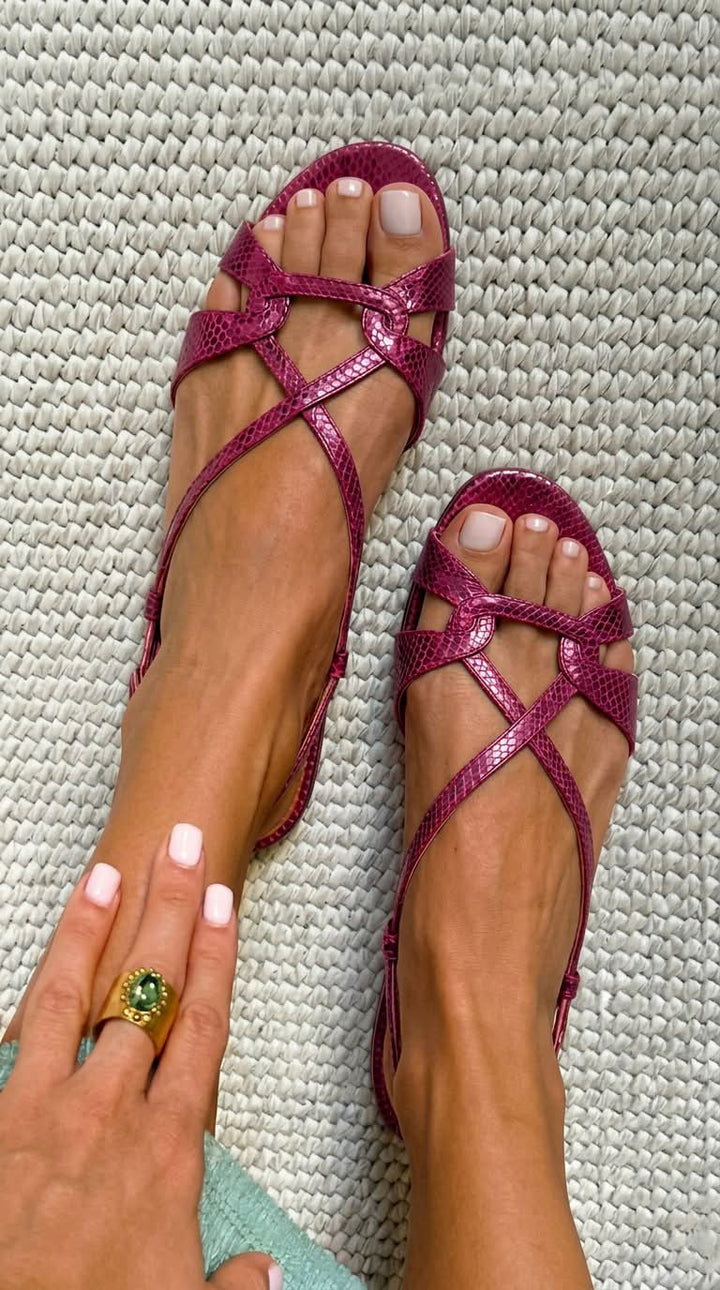Vendela – Platta sandaler med ormskinnsmönster