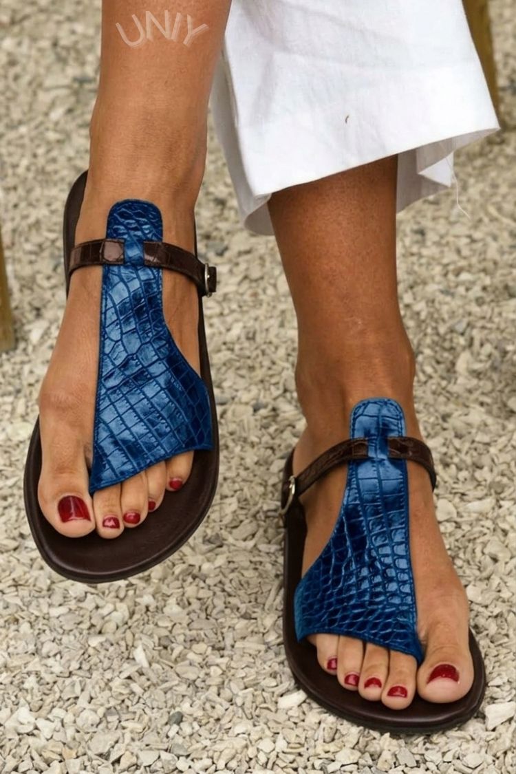 Svea – Platta sandaler med krokodilmönstrat remband