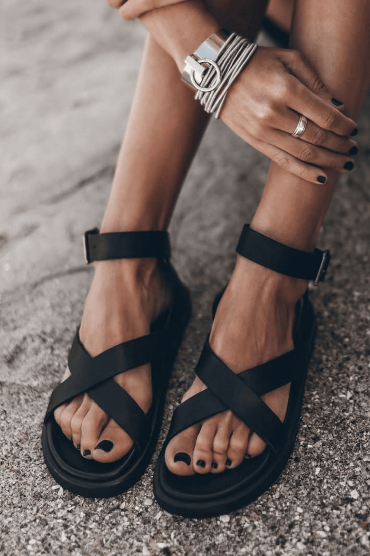 Sonja – Sandaler med korslagda remmar och ankelrem