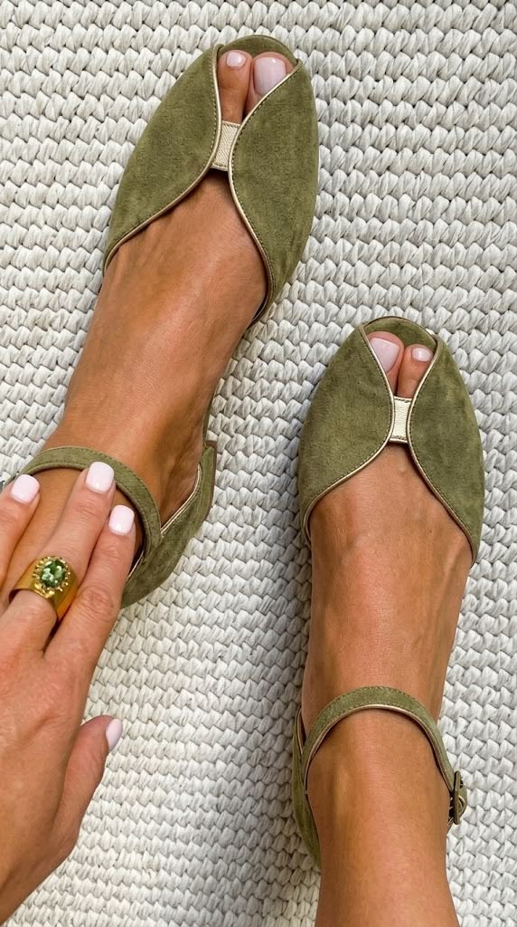 Kerstin – Mockasandal med peep toe och ankelband