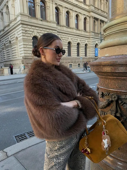 Eva – Fluffig pälsimitationsjacka med stor krage