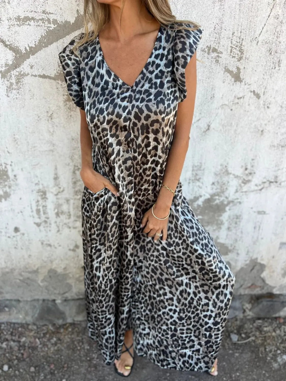 Linn – Ledig midiklänning med leopardmönster