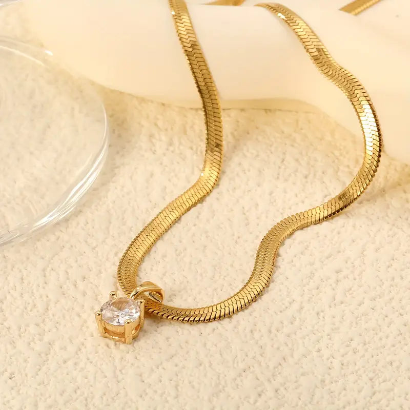 Berit – elegant guldhalsband med rinhalstenshänge