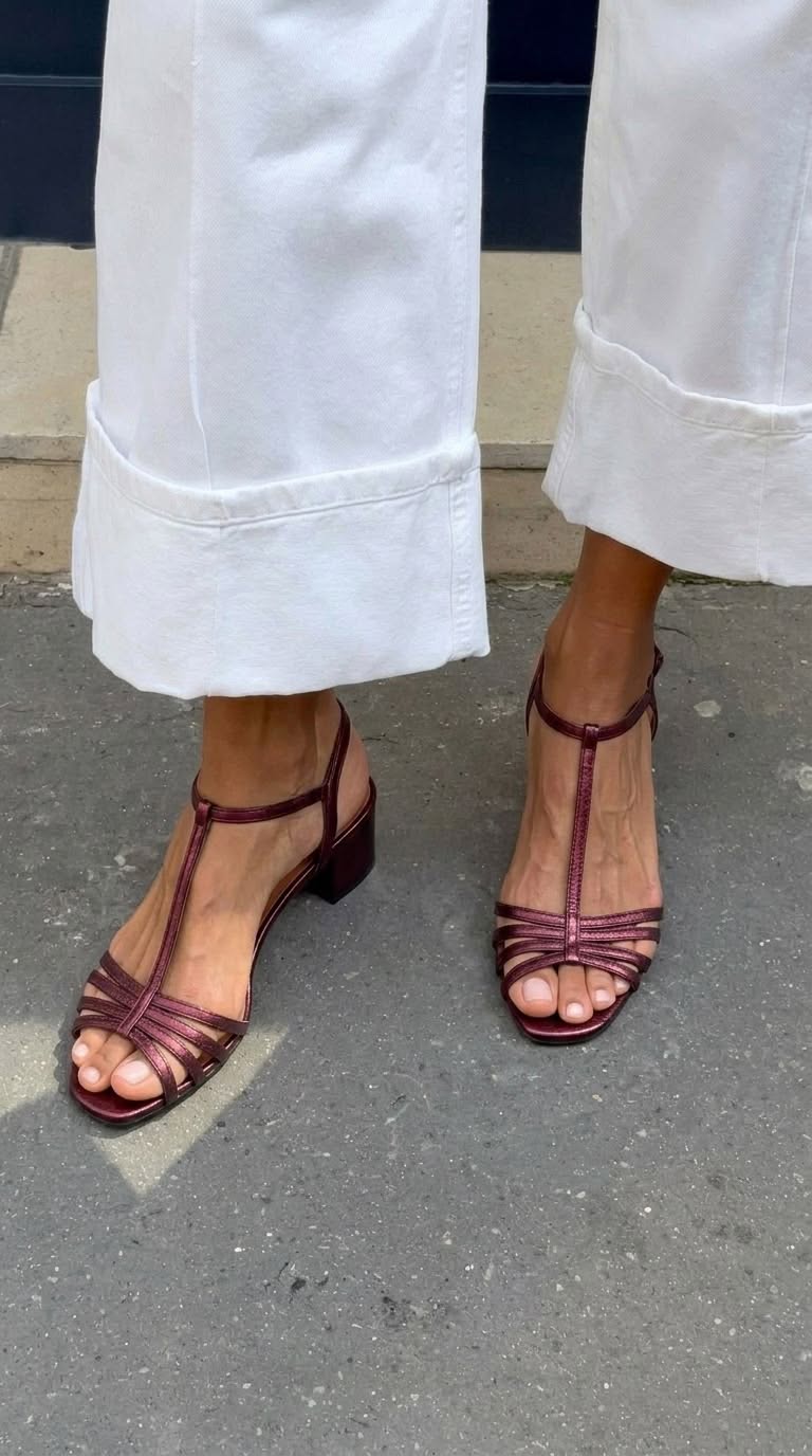 Berit – Sandaler med T-rem och blockklack
