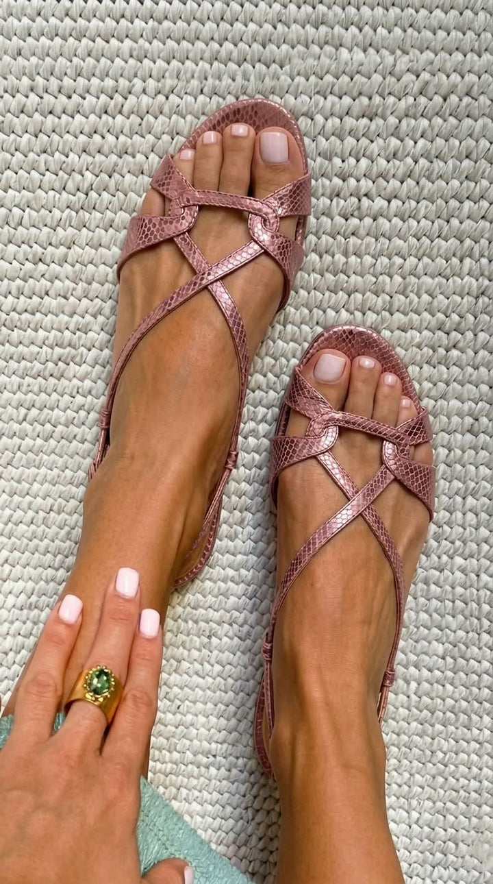 Lena – Platta sandaler med strappy design