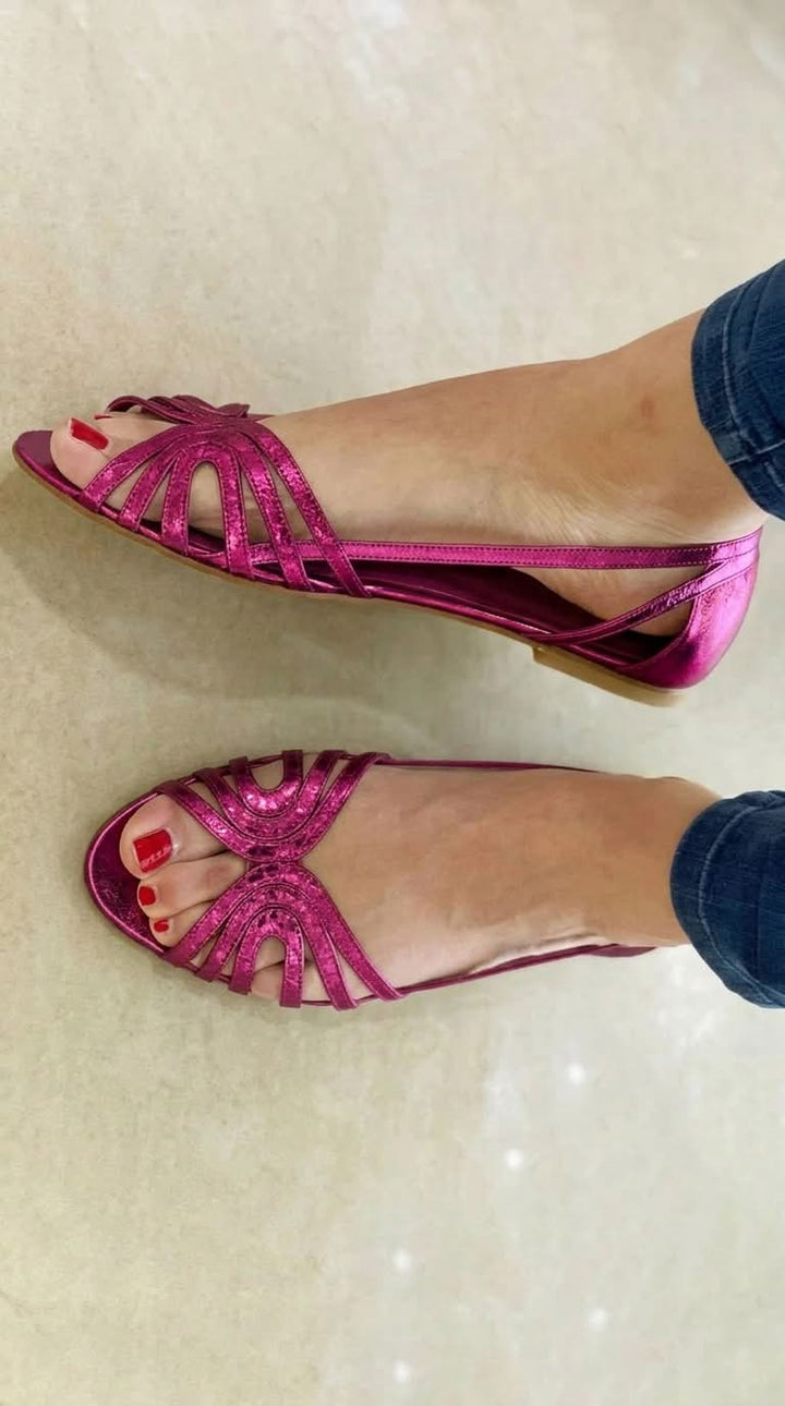 Hjördis – Platta sandaler med utskurna detaljer