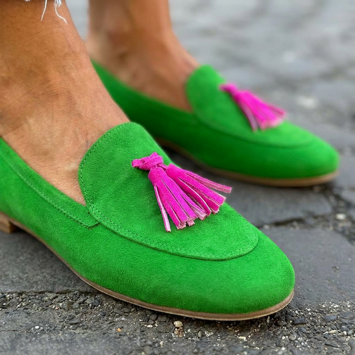 Karin – Grön loafer med fuchsiafärgade fransar