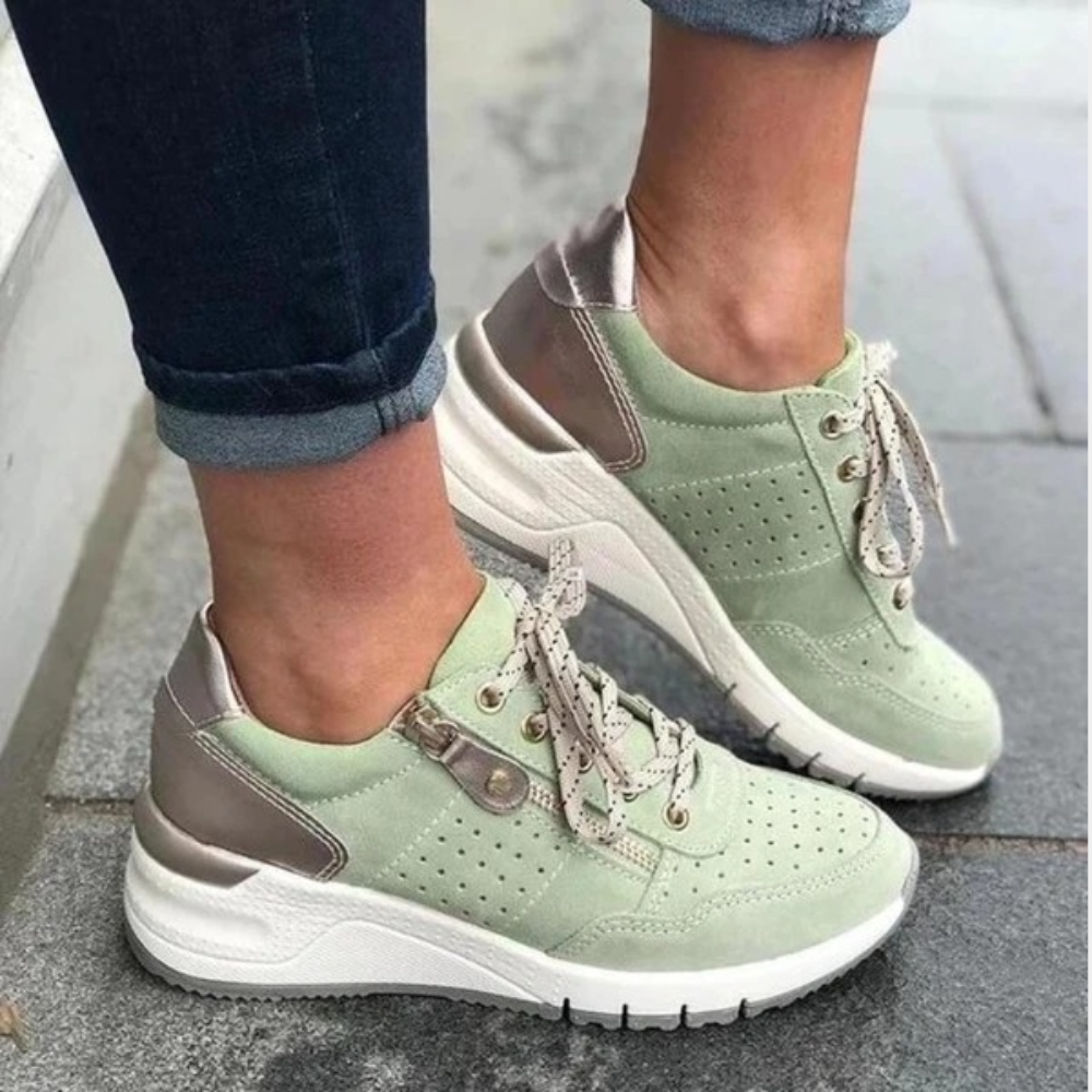 Mia – Snygga sneakers med kilklack