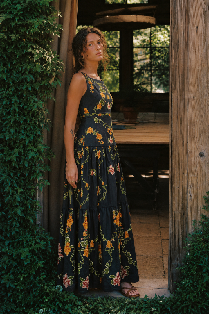 Josefin – Blomstrad maxiklänning med volangkjol