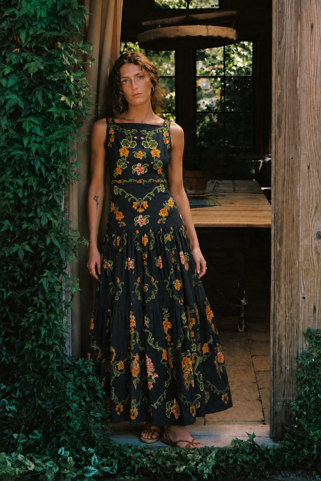 Josefin – Blomstrad maxiklänning med volangkjol
