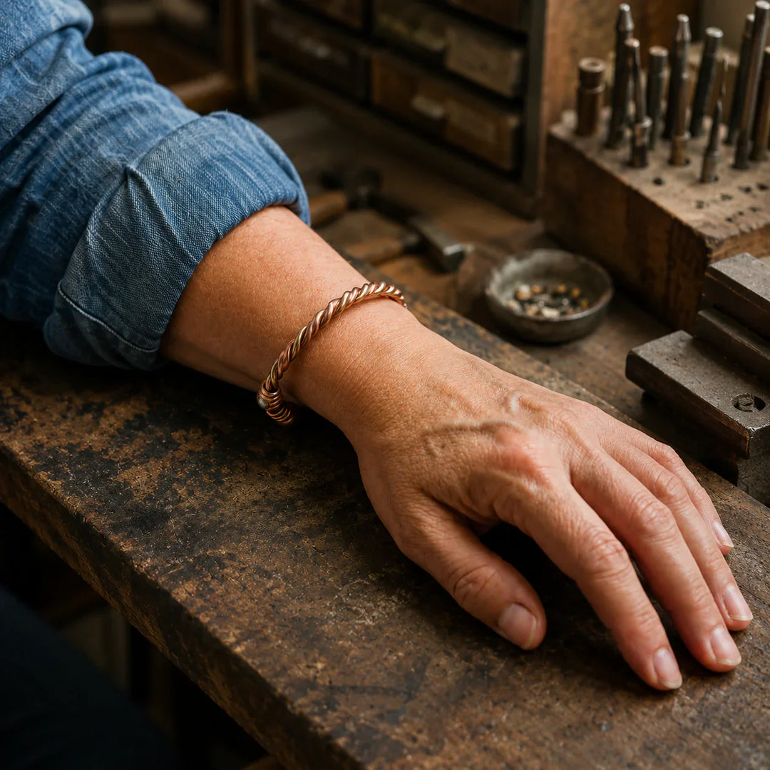 Ulrika – Handvridet armband i äkta koppar