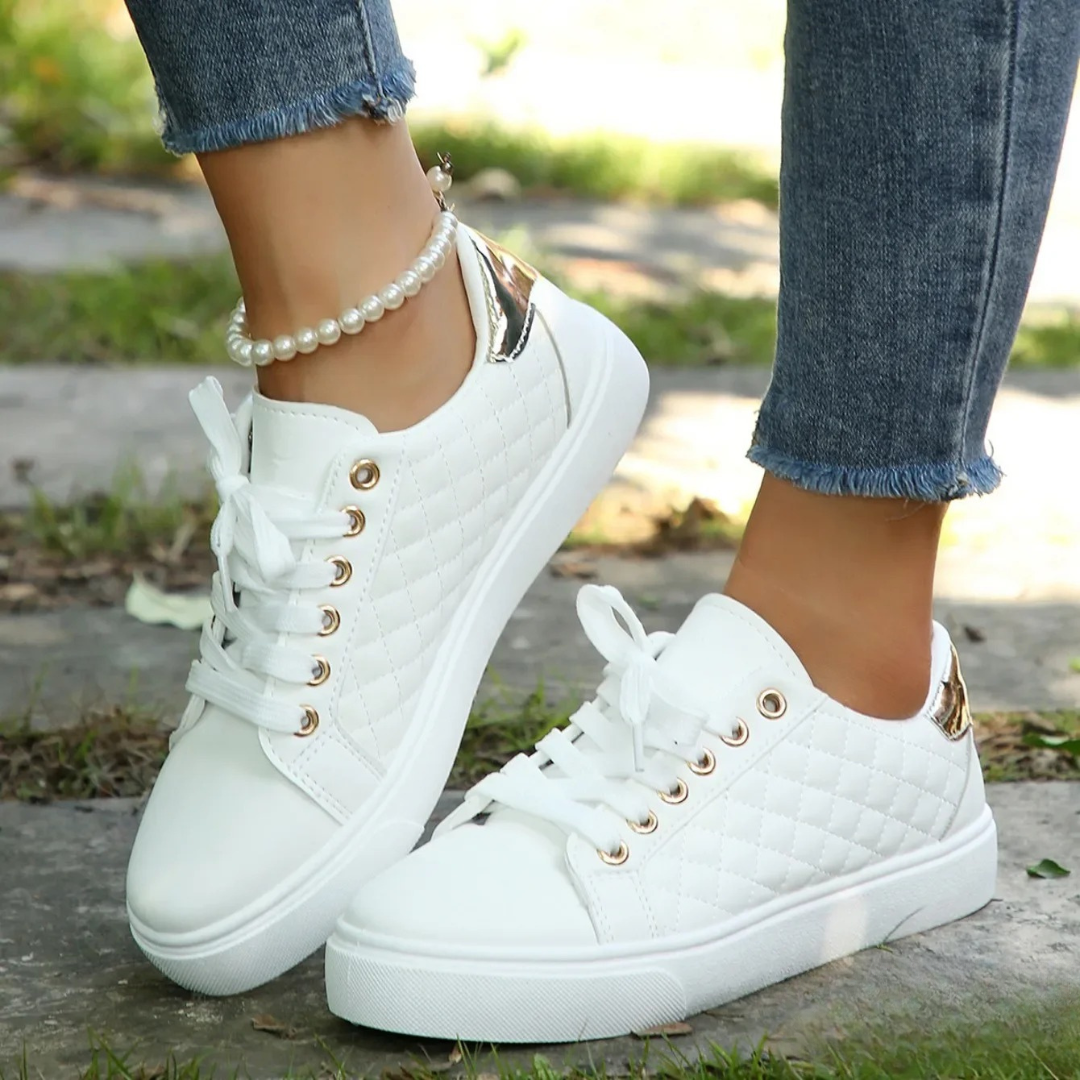 Therese – Quiltsydda sneakers med gulddetaljer