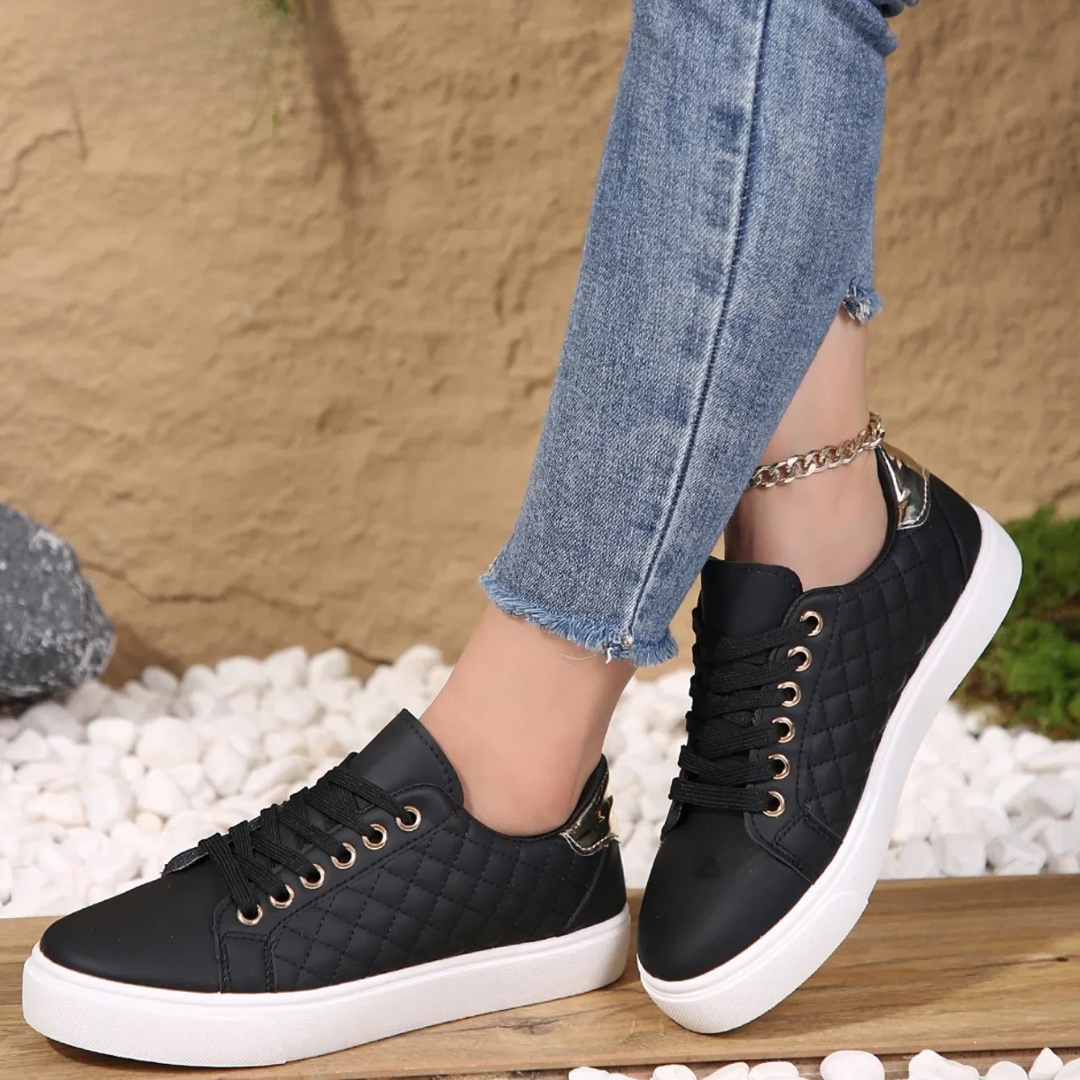 Therese – Quiltsydda sneakers med gulddetaljer