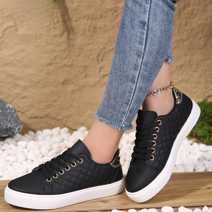 Therese – Quiltsydda sneakers med gulddetaljer