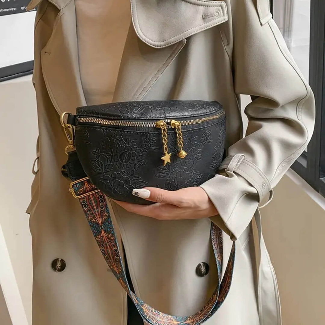 Asta – Handpräglad crossbodyväska med blommönster