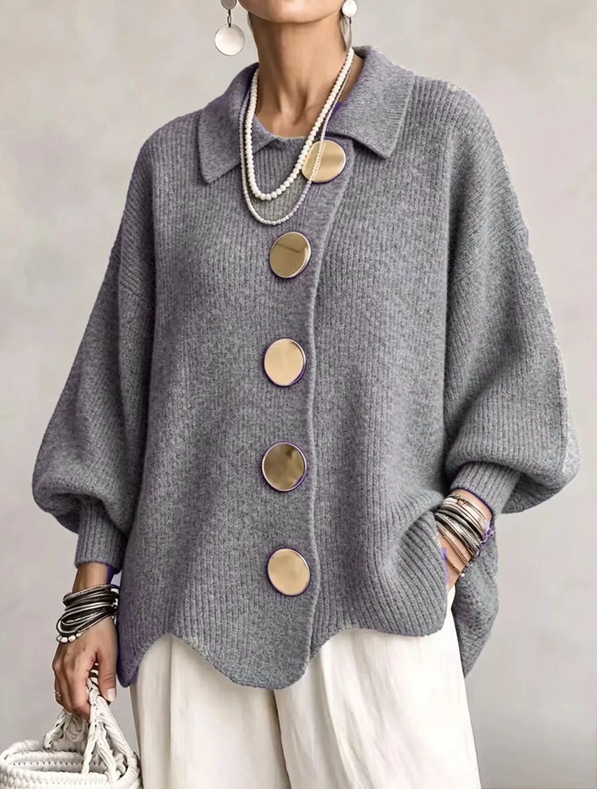 Karin – Oversized kofta med stora guldknappar