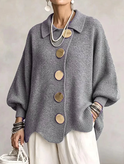 Karin – Oversized kofta med stora guldknappar
