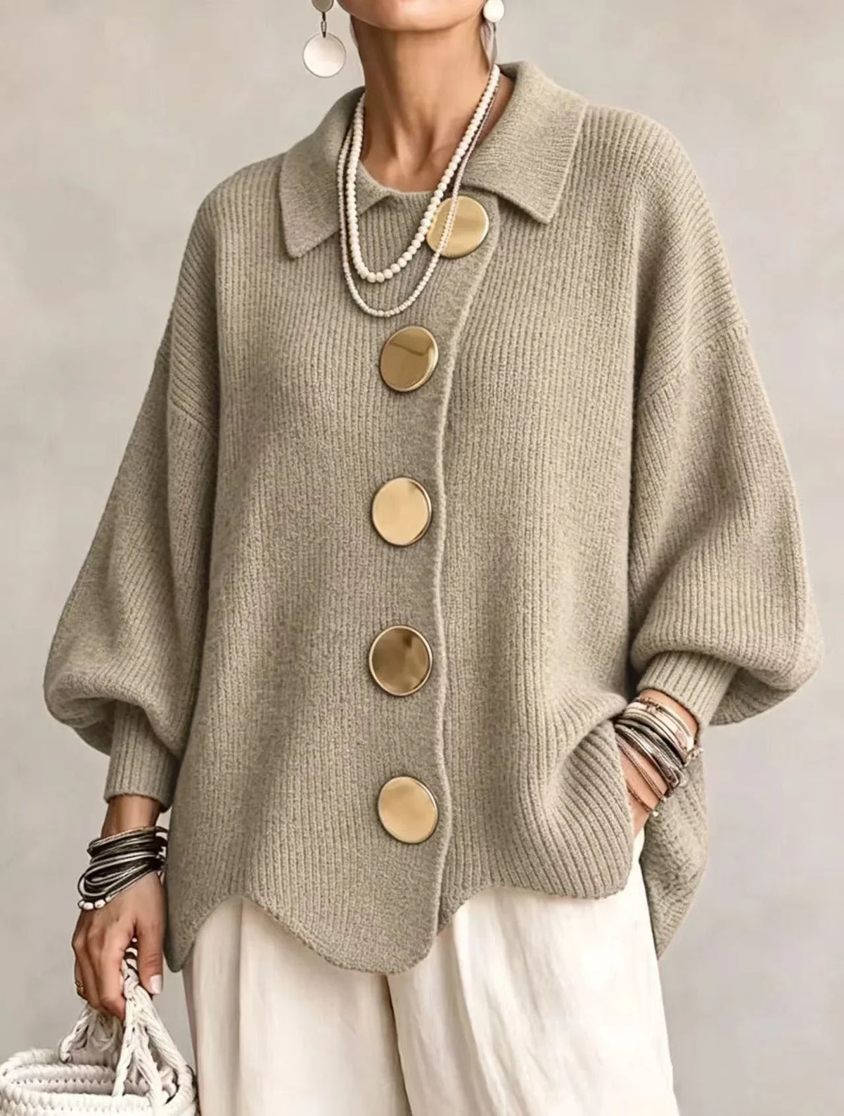 Karin – Oversized kofta med stora guldknappar