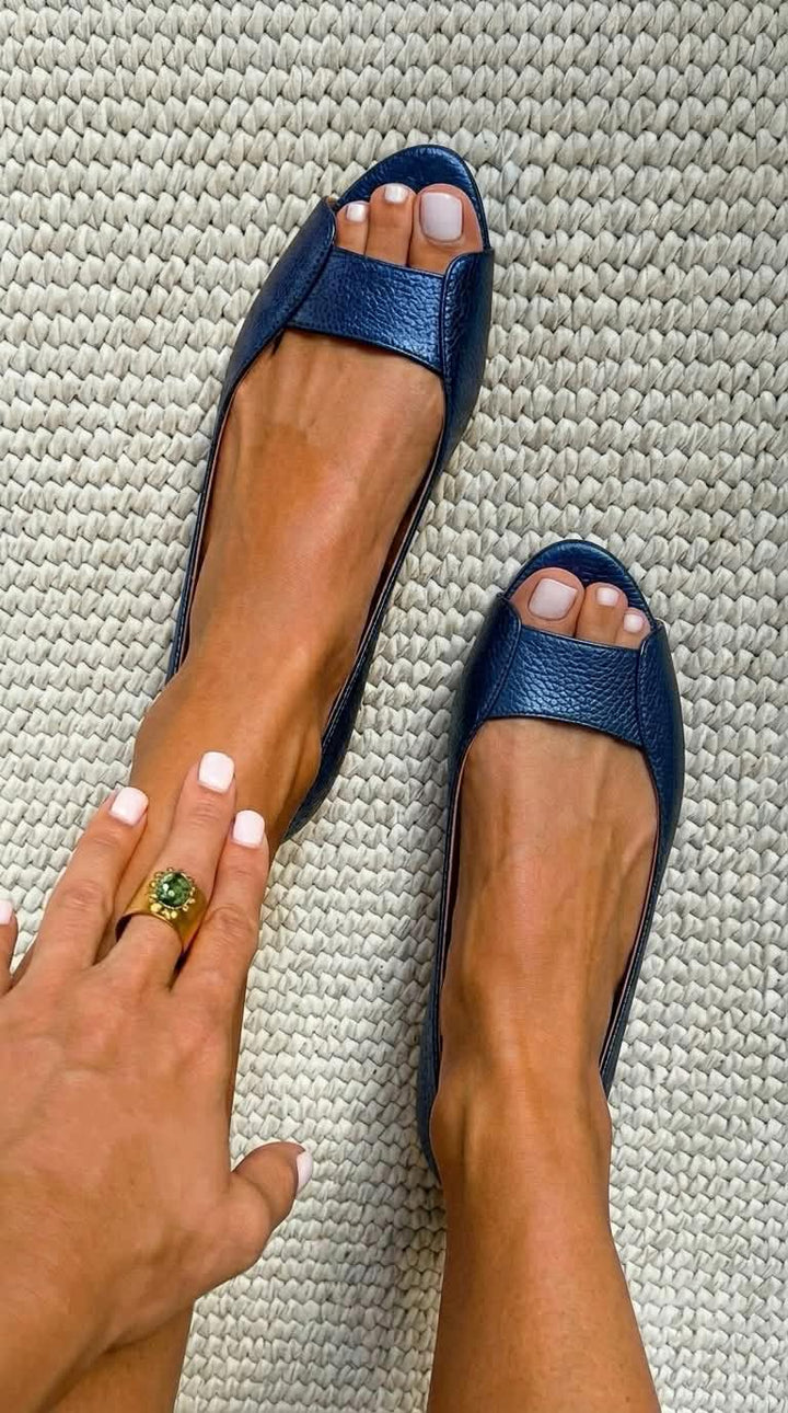 Laura – Öppna sandaler med metallicdetalj